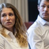 Maud Jayet et Sébastien Schneiter devant la presse KEYSTONE/MARTIAL TREZZINI